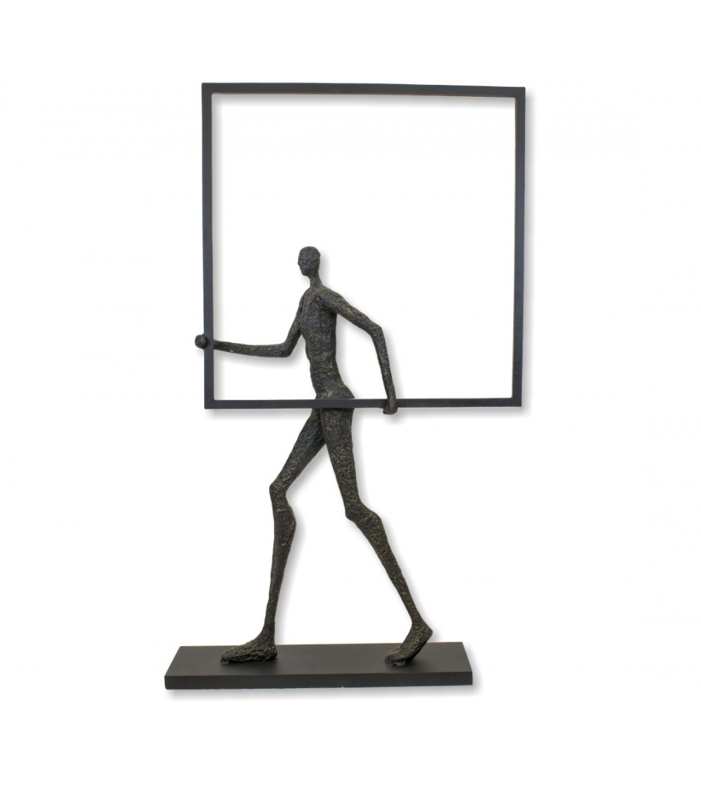Escultura de figura humana homem com caixa