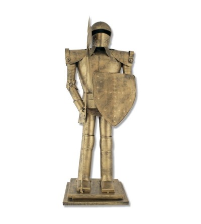 Figura de guerreiro com armadura de pé