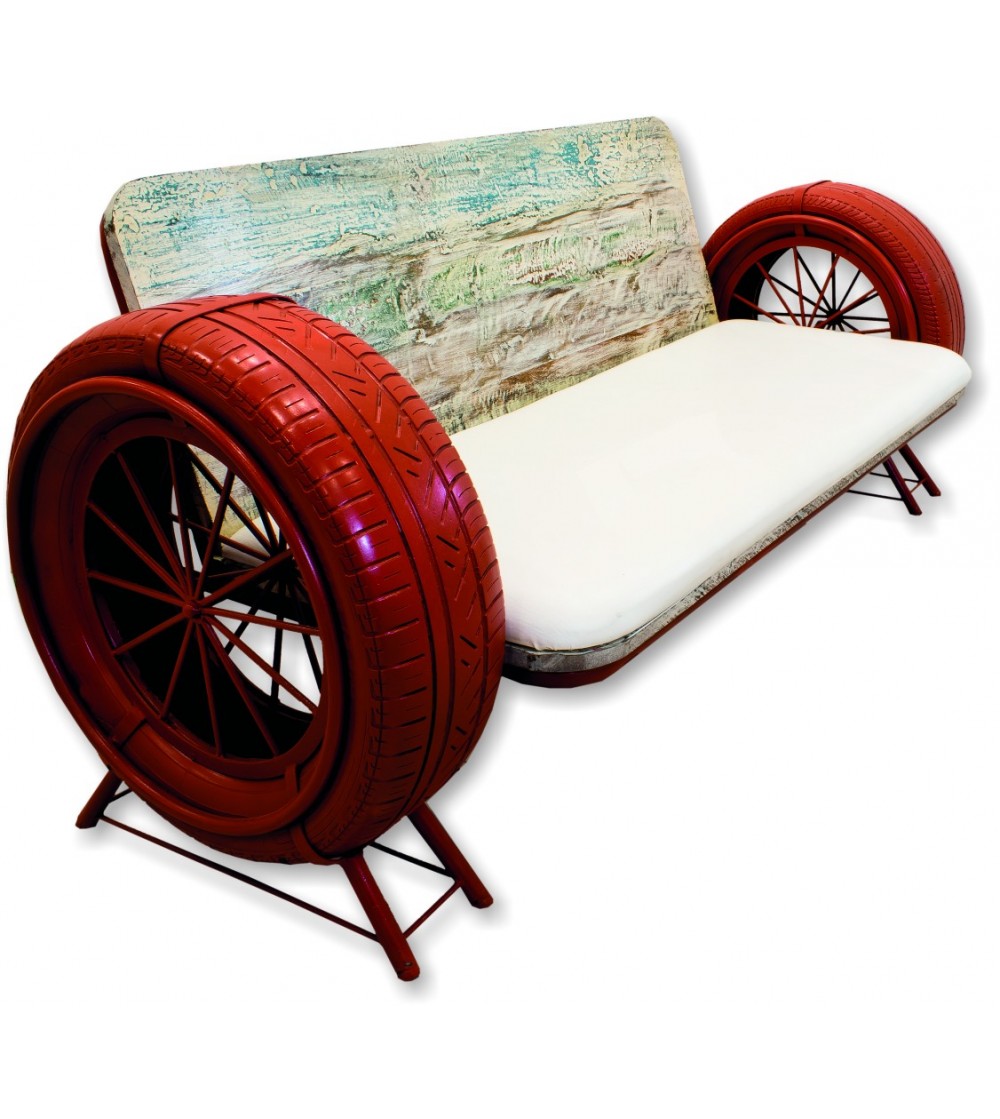 Sofá vintage de madeira e metal com rodas