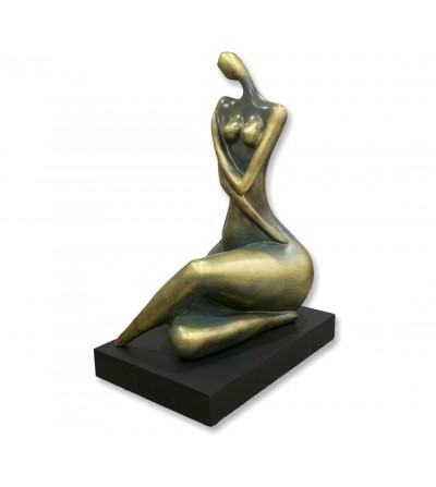 Escultura de mulher sentada